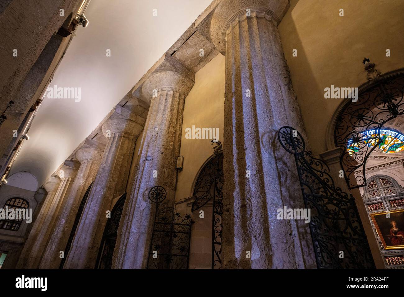 Resti del tempio greco dorico incorporato nelle mura della Cattedrale di Siracusa (Duomo di Siracusa), formalmente Cattedrale metropolitana della Foto Stock