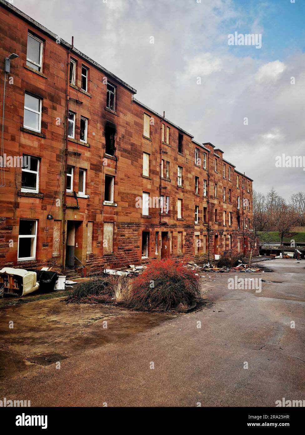 La maggior parte delle proprietà sono abbattute, alcune hanno danni da incendio GLASGOW, SCOZIA BENVENUTO NELLA tenuta abitativa abbandonata che è soprannominata "Cher scozzese" Foto Stock