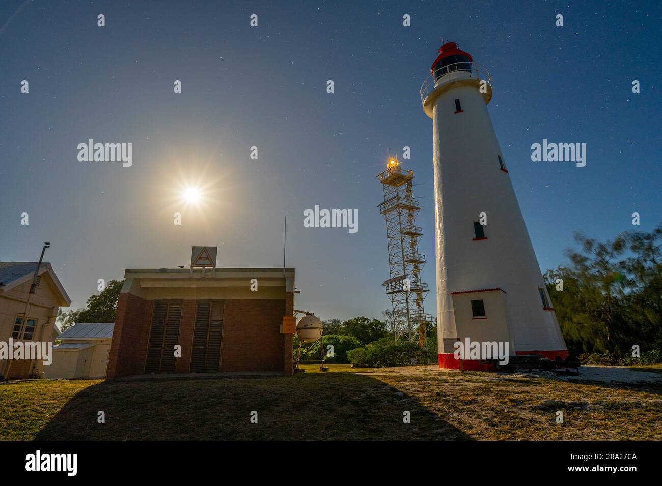 Faro di Lady Elliot Island, patrimonio dell'umanità, con nuova torre faro senza equipaggio alimentata a energia solare di notte, Lady Elliot Island, Queensland, Australia Foto Stock