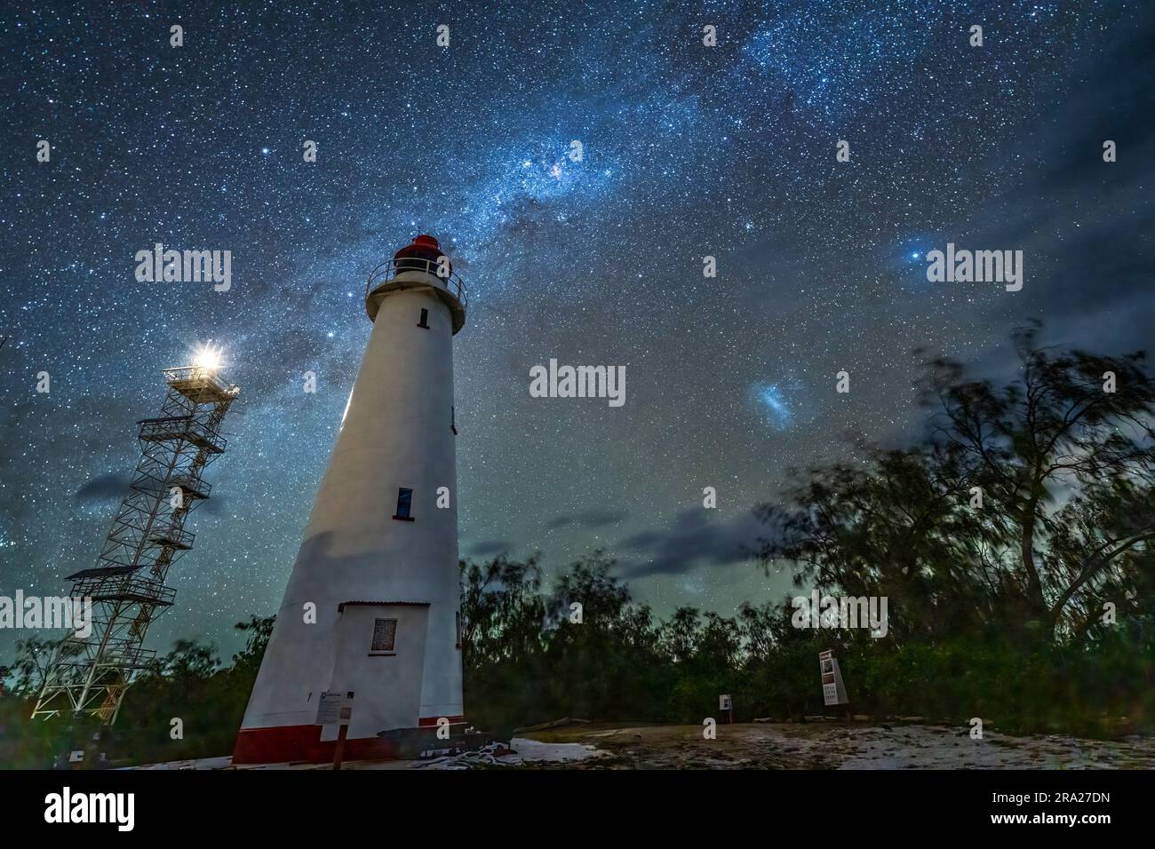 Faro di Lady Elliot Island, patrimonio dell'umanità, con nuova torre faro senza equipaggio alimentata a energia solare di notte, Lady Elliot Island, Queensland, Australia Foto Stock