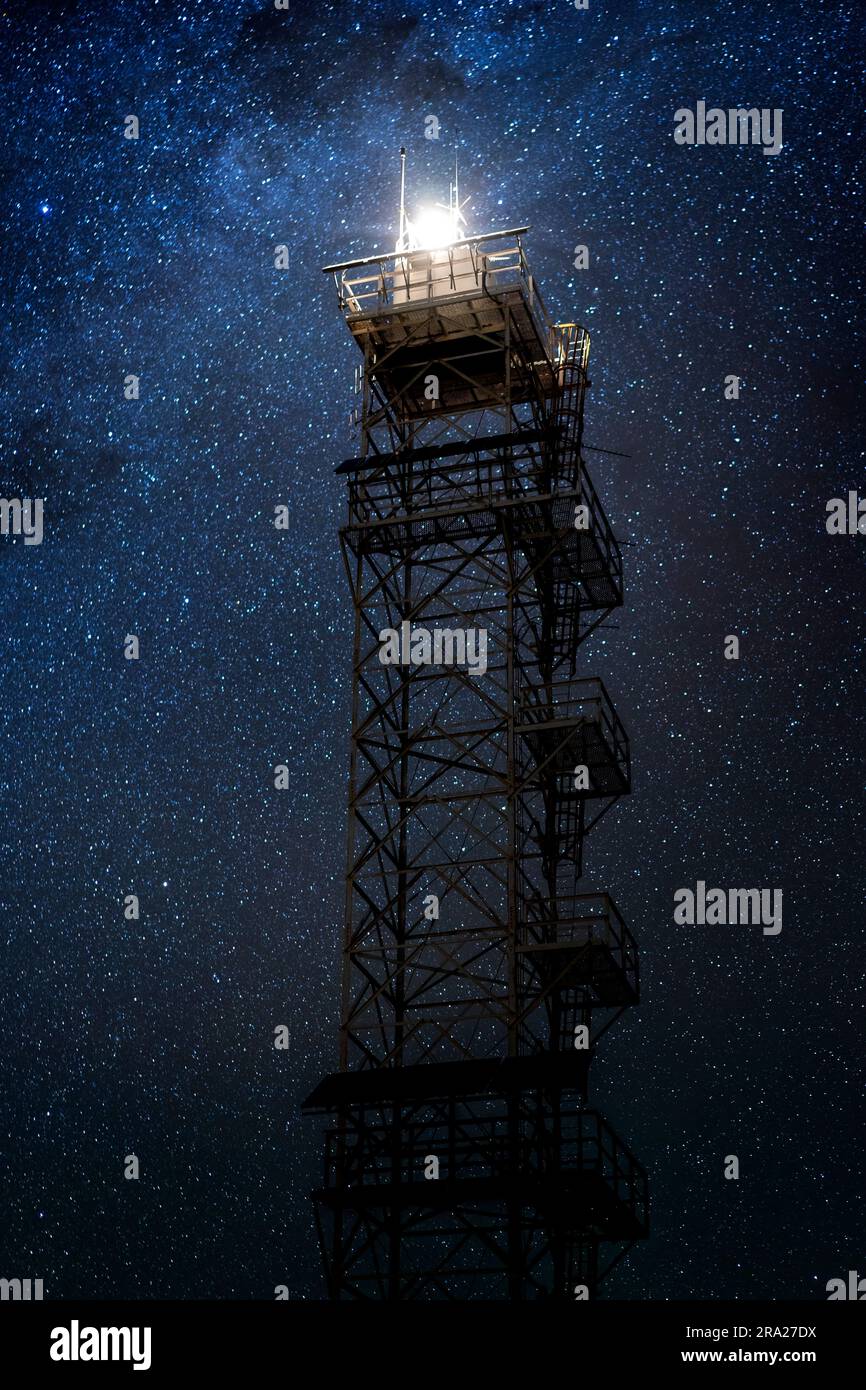 Torre faro senza equipaggio, alimentata a energia solare di notte, Lady Elliot Island, Queensland, Australia Foto Stock
