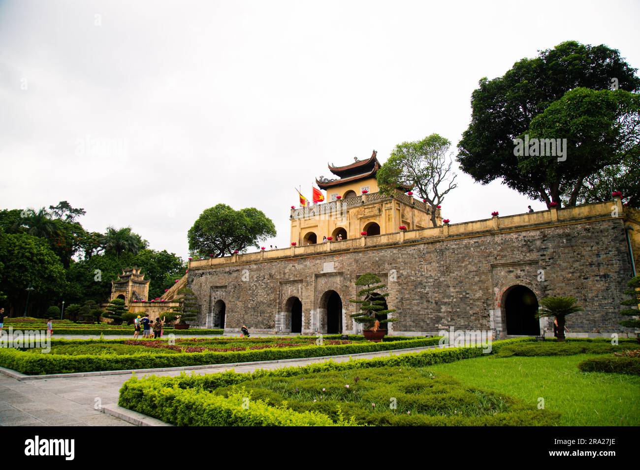 Hanoi, Vietnam. 27 giugno 2023. Questa foto scattata il 27 giugno 2023 mostra Doan Mon (porta sud) della Cittadella Imperiale di Thang Long ad Hanoi, in Vietnam. Crediti: Pham Dinh Duc/Xinhua/Alamy Live News Foto Stock