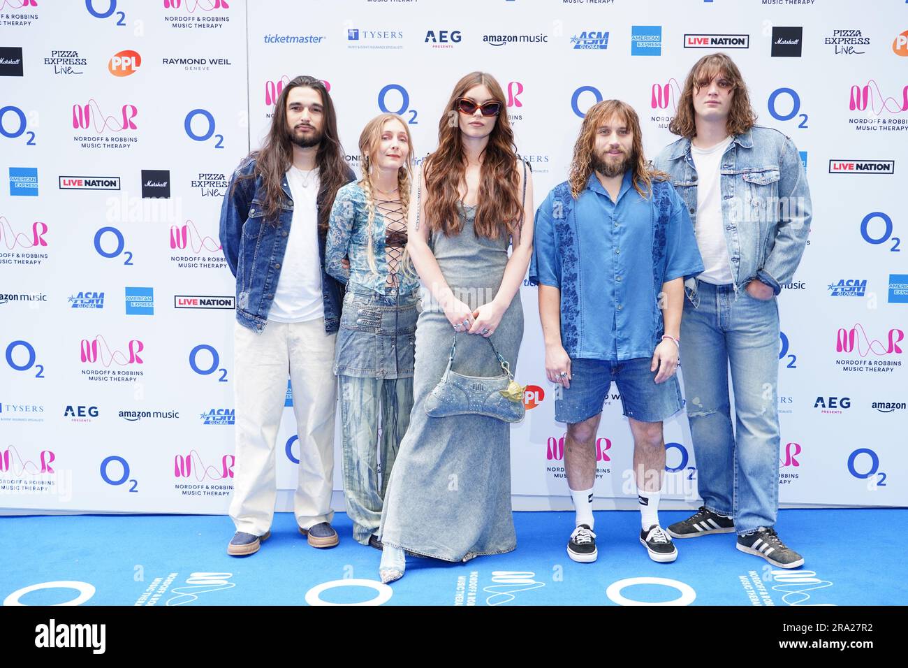 (Da sinistra a destra) Joshua Omead Mobaraki, Hester Chambers, Rhian Teasdale, Ellis Durand e Henry Holmes di West Leg che hanno partecipato ai Nordoff Robbins O2 Silver Clef Awards al Grosvenor House Hotel di Londra. Data immagine: Venerdì 30 giugno 2023. Foto Stock