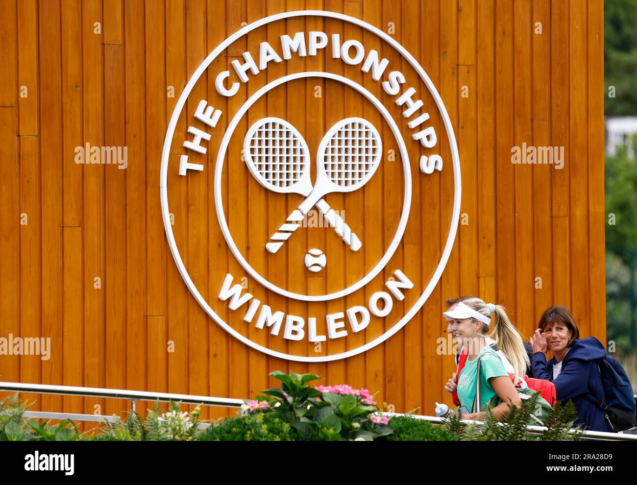 Katie Boulter cammina davanti al logo di Wimbledon all'All England Lawn Tennis and Croquet Club di Wimbledon, davanti ai campionati che iniziano lunedì. Data immagine: Venerdì 30 giugno 2023. Foto Stock