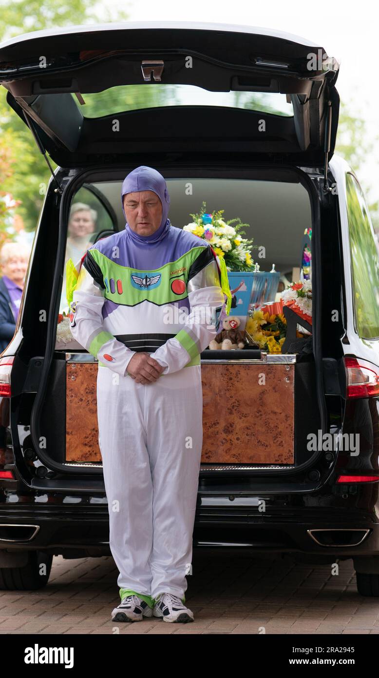 Il regista funebre in un costume Buzz Lightyear al funerale a tema Disney  del bambino di cinque anni Noah Cox-Lee, al Basildon Crematorium. Noah,  nato con una mutazione genetica e passato la maggior parte della sua vita  dentro e fuori dall'ospedale