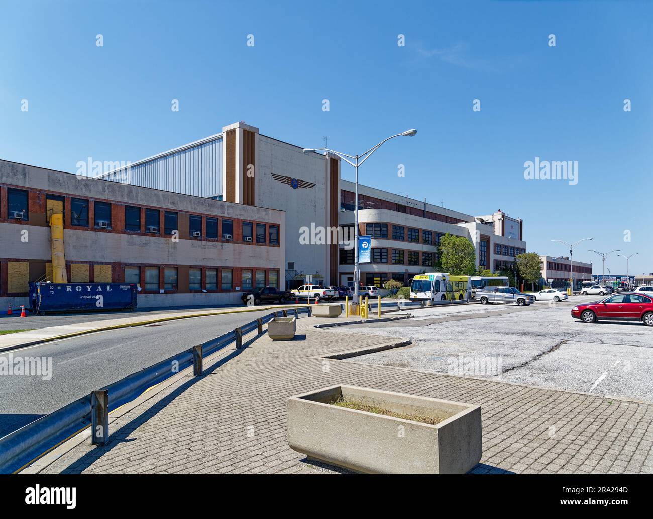 L'edificio amministrativo e l'hangar originariamente mantenevano gli idrovolanti che volavano dall'aeroporto LaGuardia di New York verso l'Europa. Foto Stock