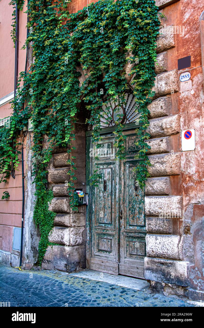 Via Trastevere, Roma una tranquilla mattina d'estate. Foto Stock