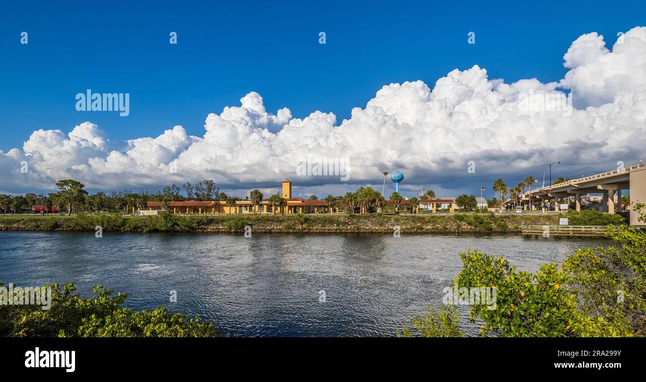 La storica stazione ferroviaria di Venice, costruita nel 1927 e ristrutturata nel 2002-2003 sul canale costiero Gulf Intracoastal Waterway a Venbice, Florida, USA Foto Stock