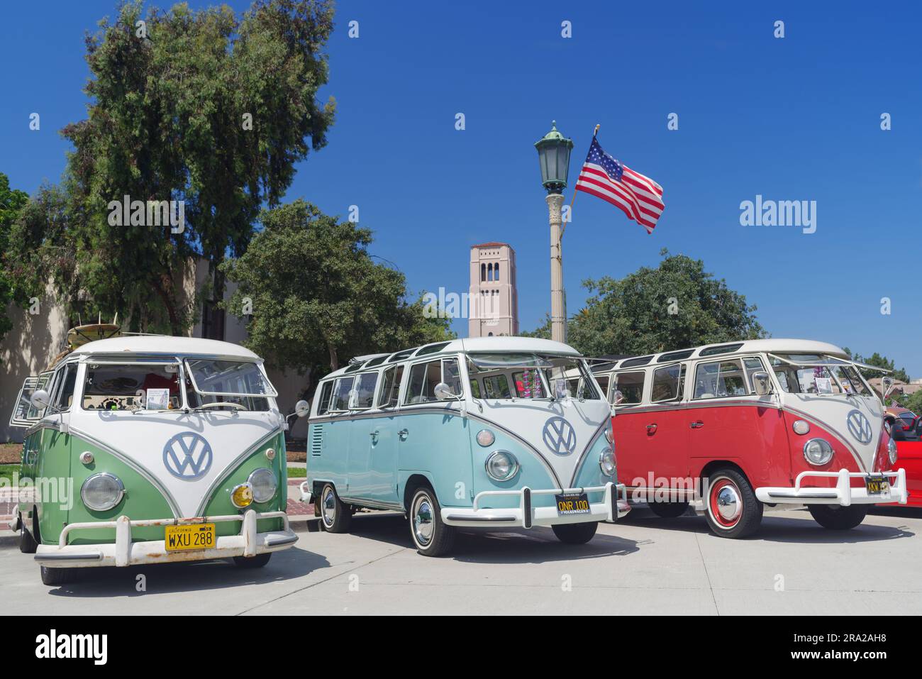 Autobus VW d'epoca, auto da collezione, parcheggiata di fronte al municipio di Pasadena. Foto Stock
