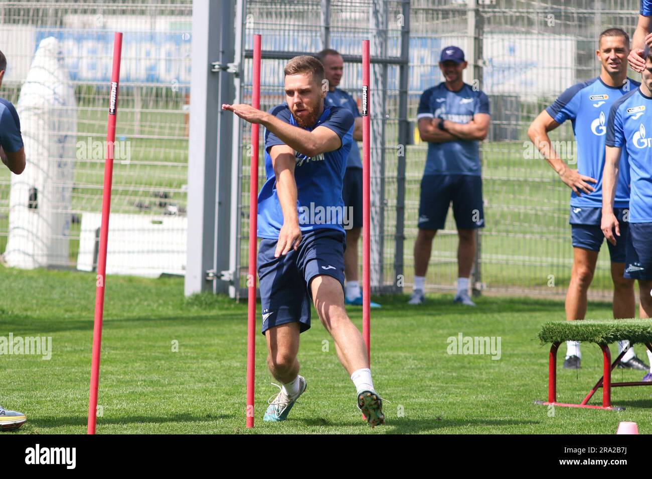 San Pietroburgo, Russia. 30 giugno 2023. Ivan Sergeev dello Zenit Football Club si riscalda durante la sessione di allenamento presso il Gazprom Training Centre prima del torneo internazionale di calcio, la pari Premier Cup. (Foto di Maksim Konstantinov/SOPA Images/Sipa USA) credito: SIPA USA/Alamy Live News Foto Stock