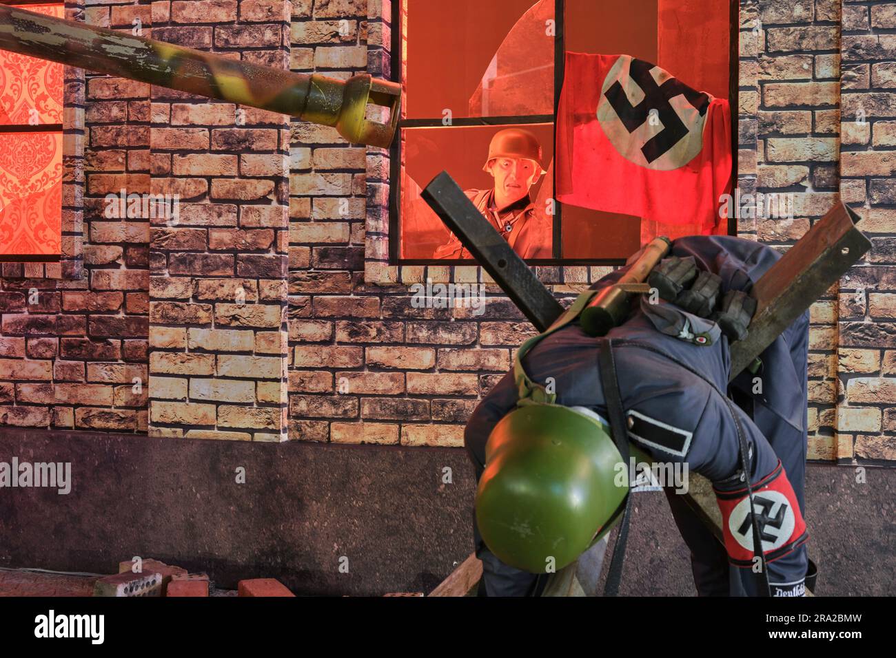 Un diorama di soldati nazisti tedeschi a Berlino. Presso la grande Guerra Patriottica di Shon Sharaf, complesso museale della seconda guerra mondiale a Tashkent, Uzbekistan. Foto Stock