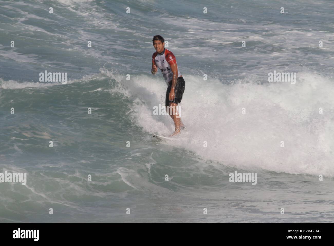 Saquarema, Brasile. 30 giugno 2023. Samuel Pupo (BRA), questo venerdì (30) durante il vivo Rio Pro Saquarema 2023 tappa brasiliana del World Surf League (WSL) World Surf Championship, tenutosi a Itaúna Beach a Saquarema, RJ. Crediti: Luiz Gomes/FotoArena/Alamy Live News Foto Stock