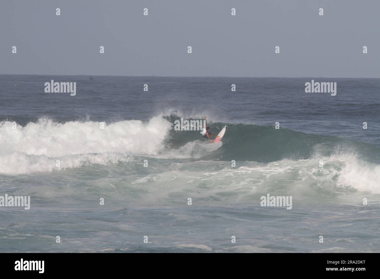 Saquarema, Brasile. 30 giugno 2023. Samuel Pupo (BRA), questo venerdì (30) durante il vivo Rio Pro Saquarema 2023 tappa brasiliana del World Surf League (WSL) World Surf Championship, tenutosi a Itaúna Beach a Saquarema, RJ. Crediti: Luiz Gomes/FotoArena/Alamy Live News Foto Stock