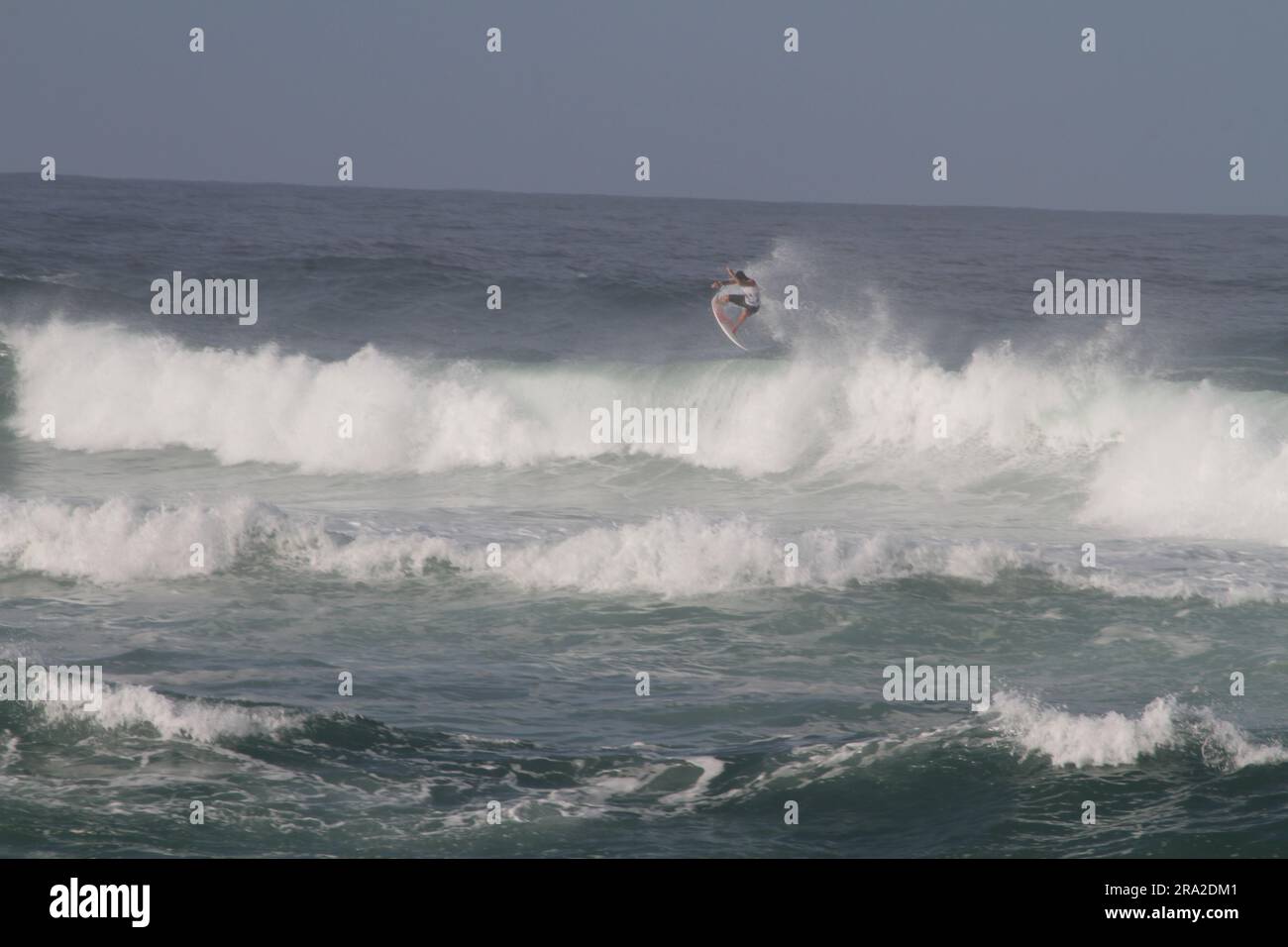 Saquarema, Brasile. 30 giugno 2023. Samuel Pupo (BRA), questo venerdì (30) durante il vivo Rio Pro Saquarema 2023 tappa brasiliana del World Surf League (WSL) World Surf Championship, tenutosi a Itaúna Beach a Saquarema, RJ. Crediti: Luiz Gomes/FotoArena/Alamy Live News Foto Stock