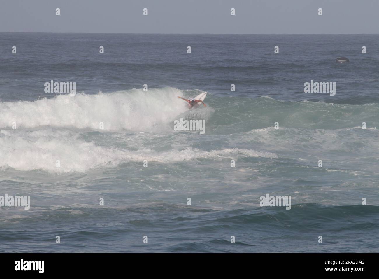 Saquarema, Brasile. 30 giugno 2023. Samuel Pupo (BRA), questo venerdì (30) durante il vivo Rio Pro Saquarema 2023 tappa brasiliana del World Surf League (WSL) World Surf Championship, tenutosi a Itaúna Beach a Saquarema, RJ. Crediti: Luiz Gomes/FotoArena/Alamy Live News Foto Stock