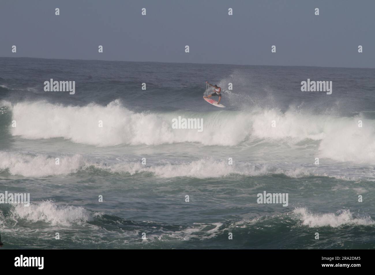 Saquarema, Brasile. 30 giugno 2023. Samuel Pupo (BRA), questo venerdì (30) durante il vivo Rio Pro Saquarema 2023 tappa brasiliana del World Surf League (WSL) World Surf Championship, tenutosi a Itaúna Beach a Saquarema, RJ. Crediti: Luiz Gomes/FotoArena/Alamy Live News Foto Stock