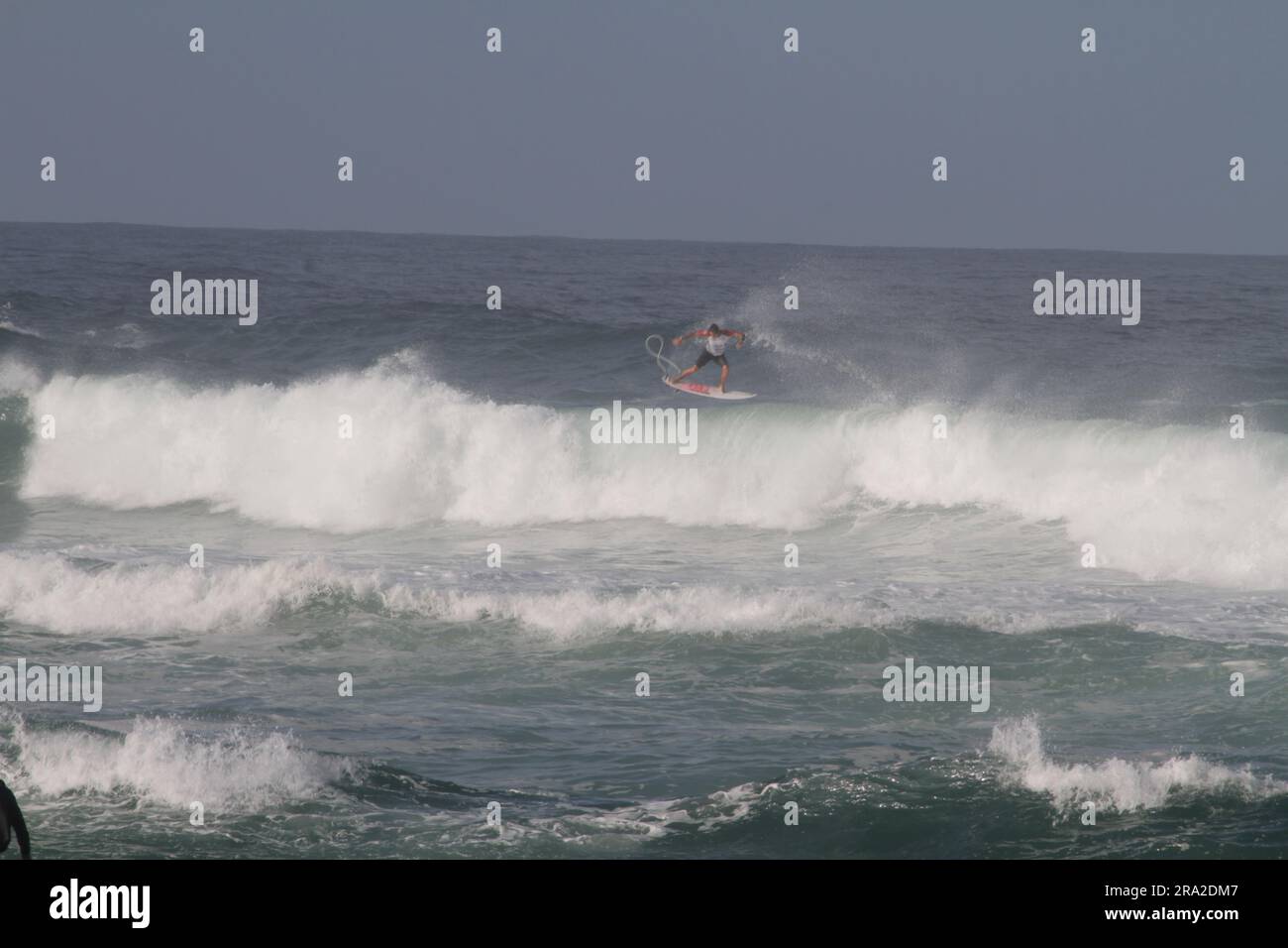 Saquarema, Brasile. 30 giugno 2023. Samuel Pupo (BRA), questo venerdì (30) durante il vivo Rio Pro Saquarema 2023 tappa brasiliana del World Surf League (WSL) World Surf Championship, tenutosi a Itaúna Beach a Saquarema, RJ. Crediti: Luiz Gomes/FotoArena/Alamy Live News Foto Stock