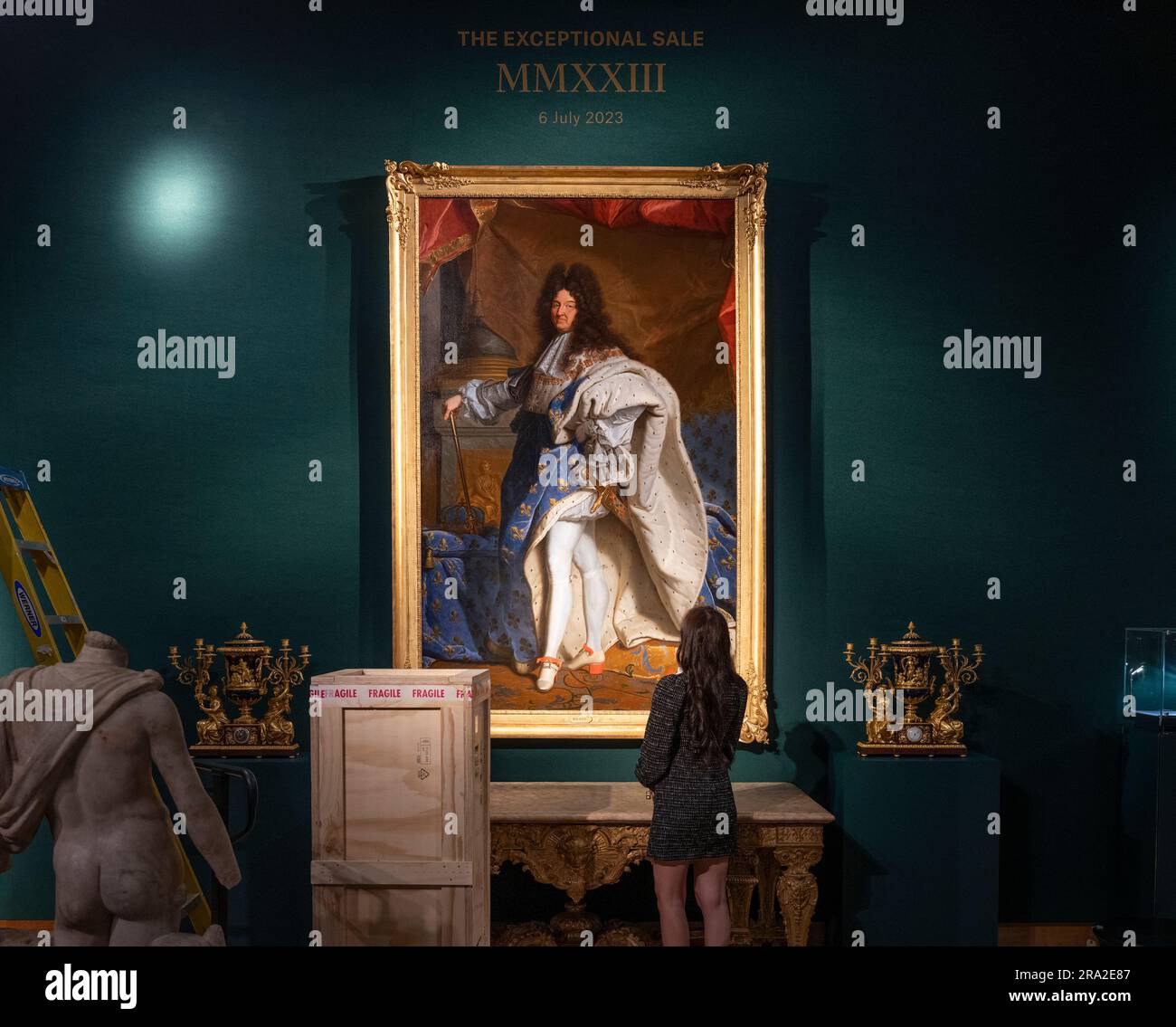 Christie's, Londra, Regno Unito. 30 giugno 2023. Christie's Classic Week a Londra torna quest'estate con dieci aste dal vivo e una vendita online. La serie si svolge dal 30 giugno al 14 luglio, con i punti salienti delle aste in pubblico dal 1° luglio. Immagine: (La vendita eccezionale 6 luglio). Studio di Hyacinthe Rigaud, Ritratto di Luigi XIV (1638-1715), a tutta lunghezza, in abiti da incoronazione. Stima: £ 200.000-300.000. Di seguito è riportato un tavolo della console reale Luigi XIV Giltwood, risalente al 1683 circa. Stima: £ 300.000-500.000. Crediti: Malcolm Park/Alamy Live News Foto Stock