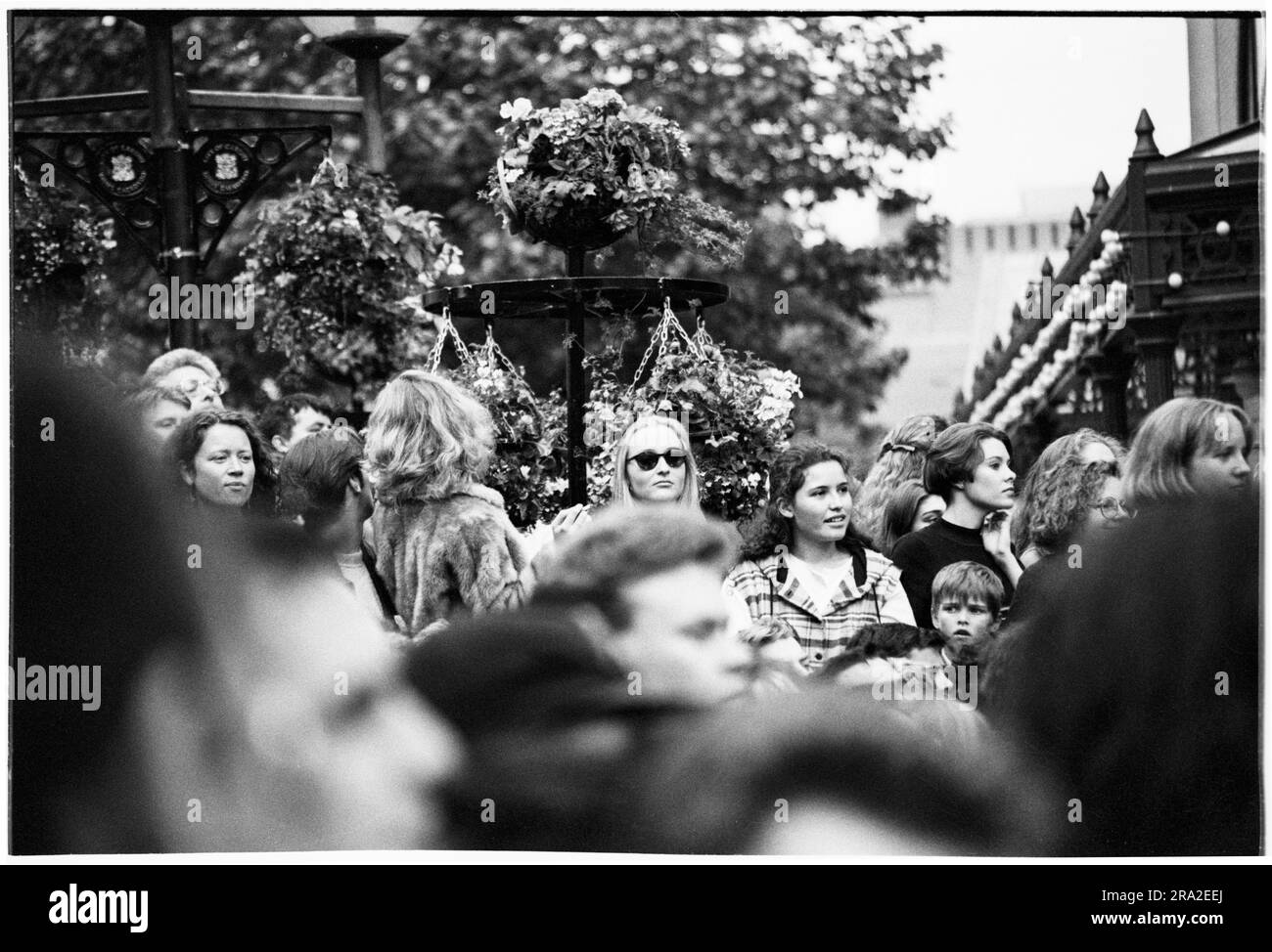 Grande folla nei panni dei Bon Jovi che suonano in un concerto di free busking sul palco di Queen Street, Cardiff, Galles, Regno Unito, il 21 giugno 1995. Il concerto era quello di pubblicizzare il concerto poco venduto all'Arms Park Stadium il giorno successivo. Foto: Rob Watkins Foto Stock