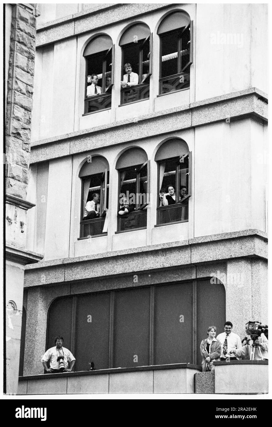 BON JOVI, CONCERTO GRATUITO, CARDIFF BANDSTAND, 1995: Gli impiegati guardano dalle finestre mentre Bon Jovi suonano un concerto gratuito sul palco di Queen Street, Cardiff, Galles, Regno Unito, il 21 giugno 1995. Il concerto era quello di pubblicizzare il concerto poco venduto all'Arms Park Stadium il giorno dopo. Foto: Rob Watkins Foto Stock