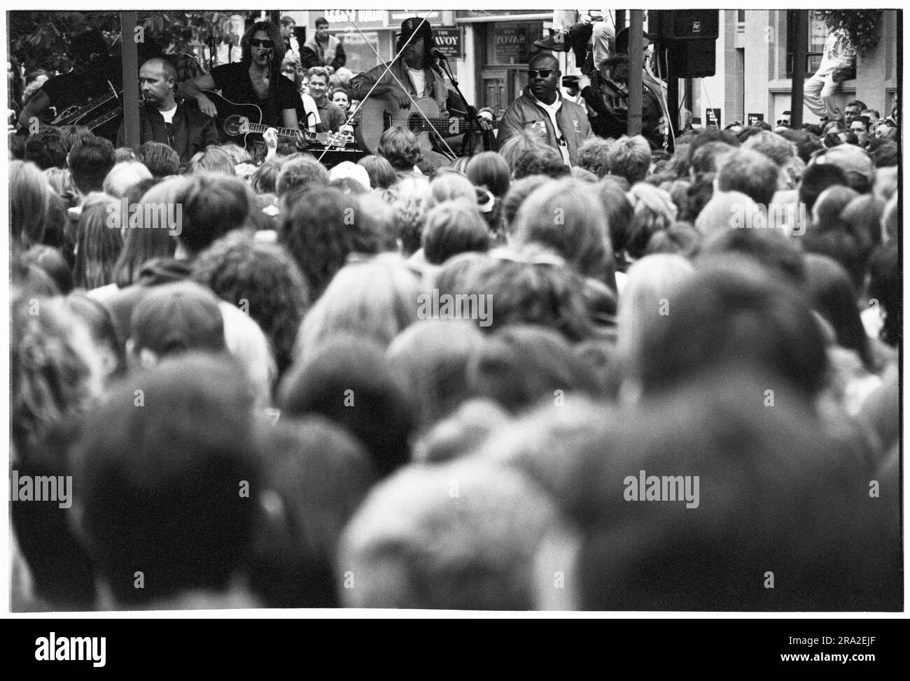 Grande folla nei panni dei Bon Jovi che suonano in un concerto di free busking sul palco di Queen Street, Cardiff, Galles, Regno Unito, il 21 giugno 1995. Il concerto era quello di pubblicizzare il concerto poco venduto all'Arms Park Stadium il giorno successivo. Foto: Rob Watkins Foto Stock