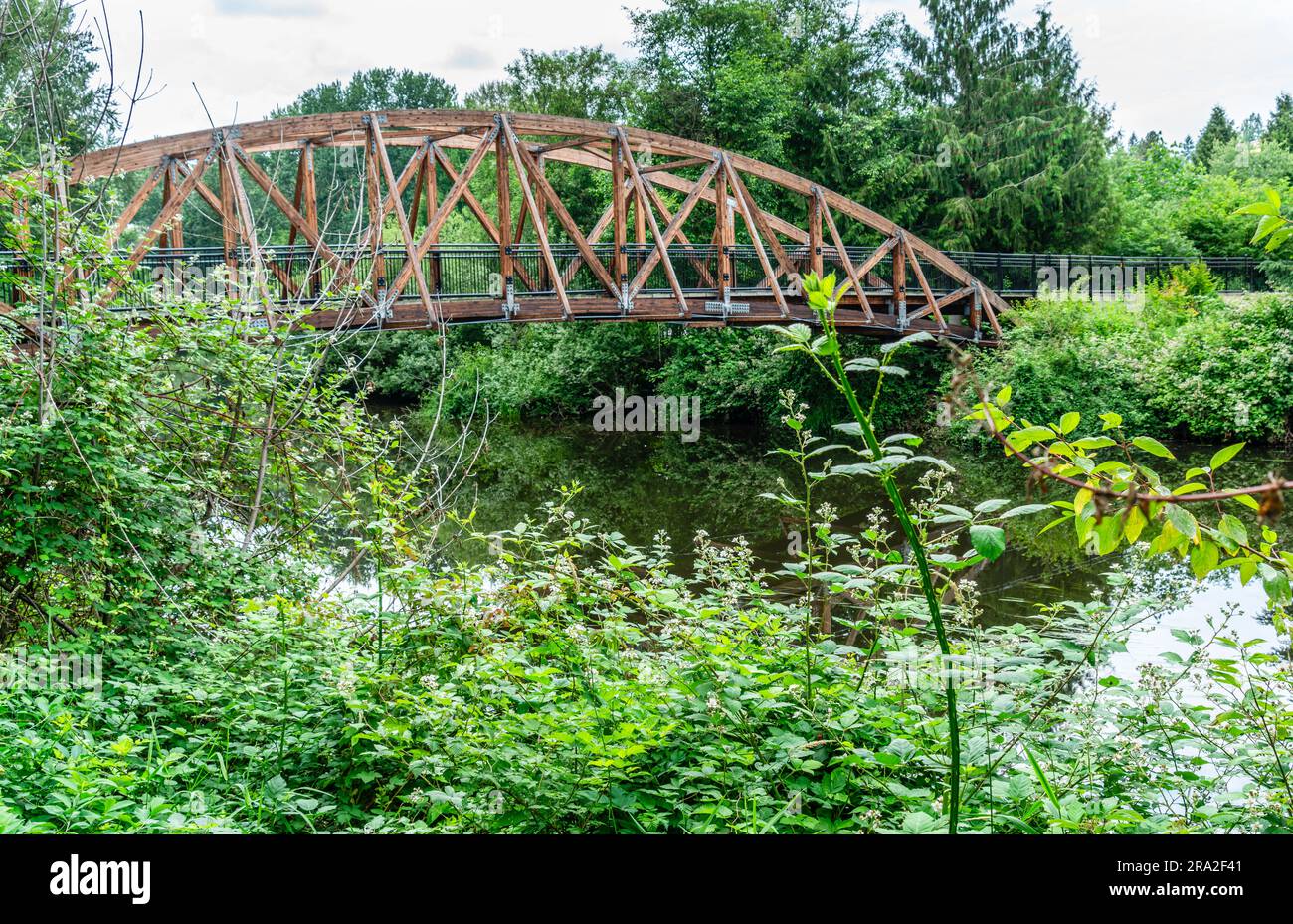 Un ponte pedonale sul fiume Sammamish a Bothell, Washington Foto Stock
