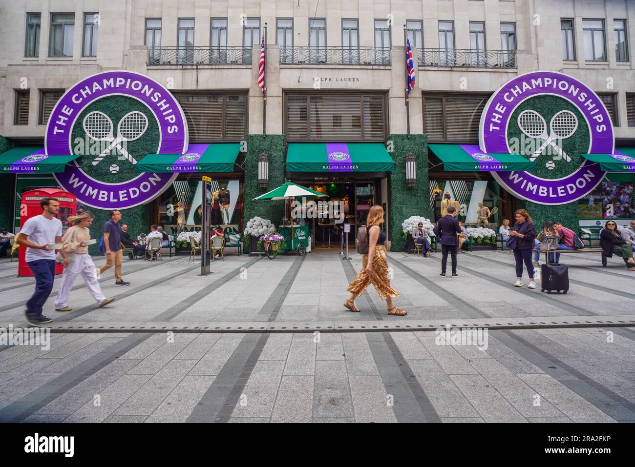 Londra Regno Unito. 30 giugno 2023 l'esterno del flagship store Ralph Lauren a New Boind Street è decorato con il logo Championships per Wimbledon. Ralph Lauren è l'outfitter ufficiale per gli arbitri e lo staff al Wimbledon Championships. Crediti: amer ghazzal/Alamy Live News Foto Stock