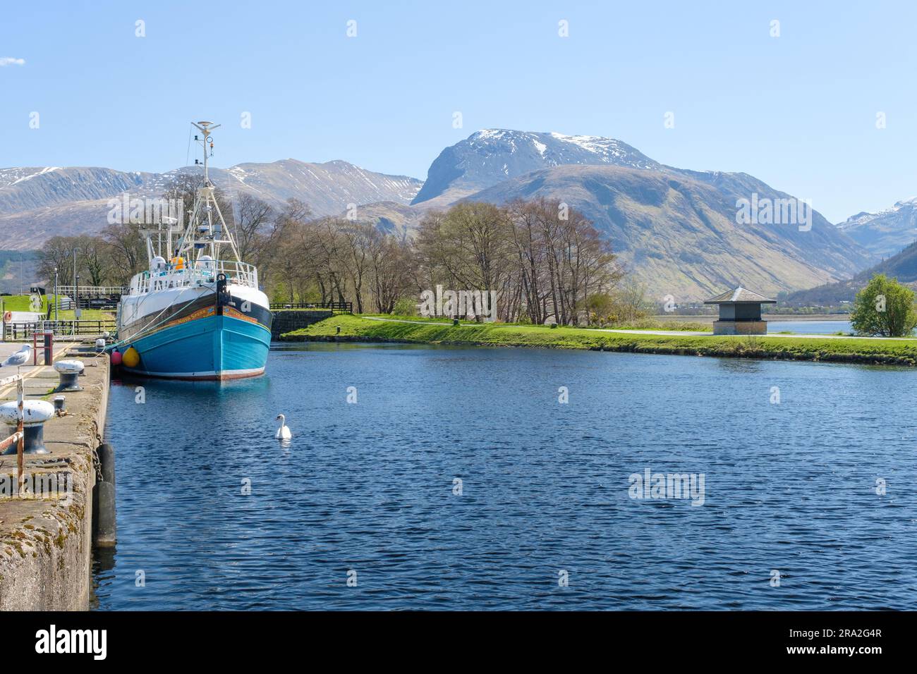 Nave ormeggiata sul canale di Caledonia a Corpach con Ben Nevis sullo sfondo Foto Stock