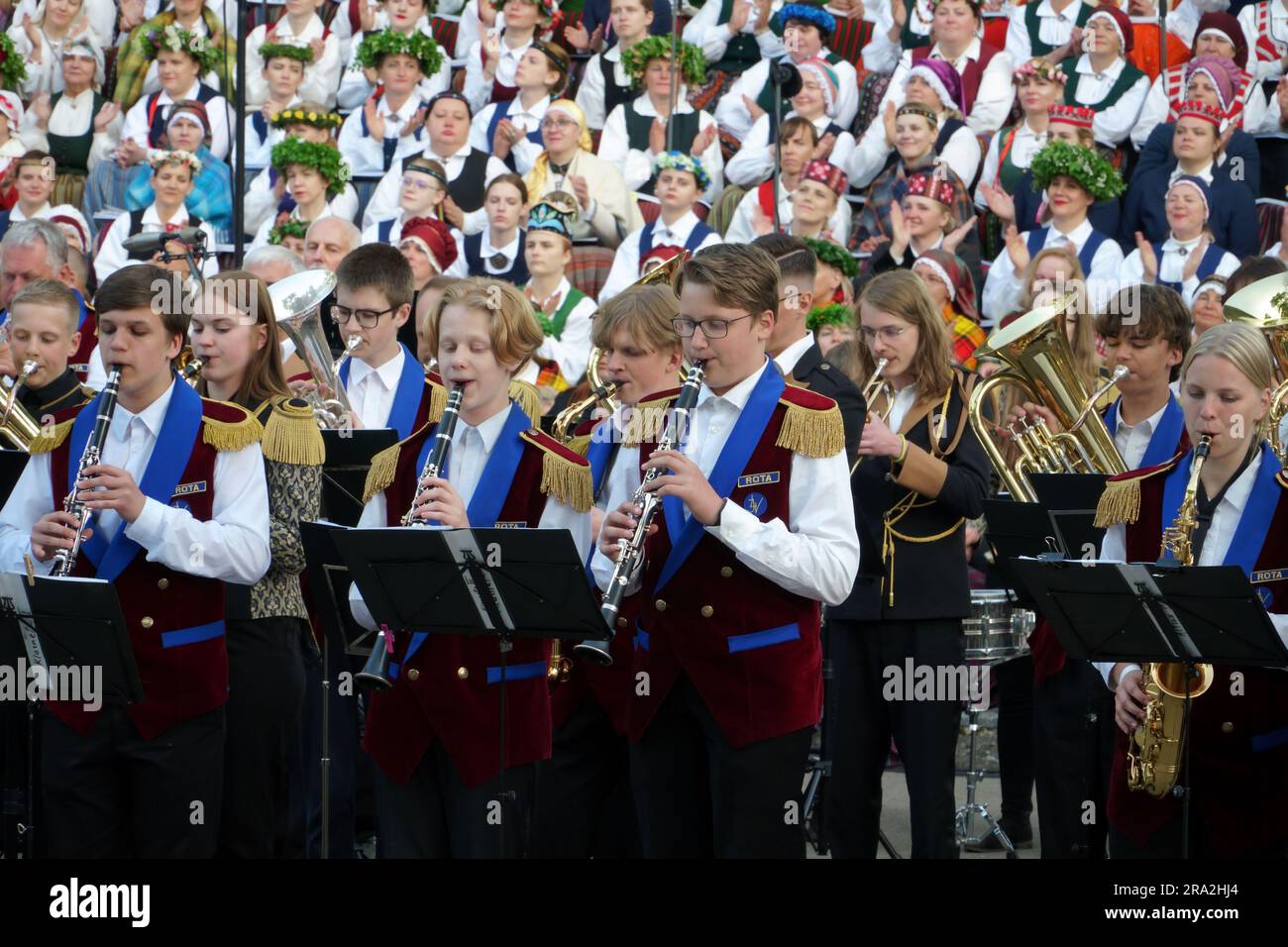 Dobele, Lettonia - 27 maggio 2023. I musicisti della banda di ottoni si esibiscono in primo piano al festival della cultura tradizionale durante la XXVII canzone lettone a livello nazionale Foto Stock