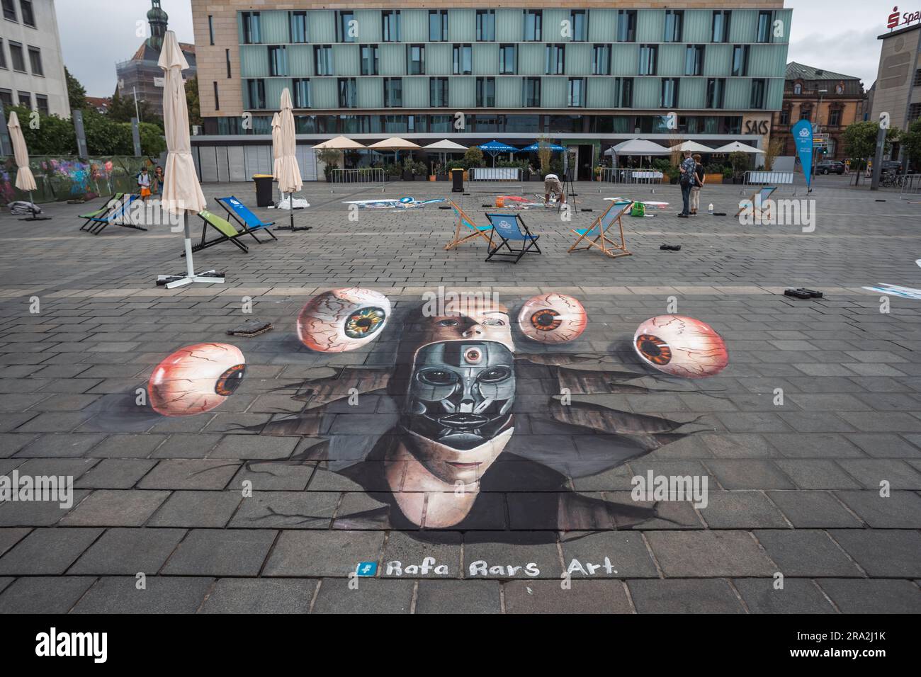 Kaiserslautern, Germania. 30 giugno 2023. Pittura 3D di Rafa Rars. Undici artisti internazionali provenienti da 6 paesi hanno trasformato la pavimentazione Stiftsplatz (piazza) in arte tridimensionale, con "digitalizzazione e Smart City" come argomento di quest'anno. La Street art 3D utilizza la prospettiva per creare illusioni ottiche dello spazio. I visitatori erano invitati a guardare tutti gli artisti al lavoro per tre giorni. Questo è il terzo e ultimo giorno dell'evento. Credito: Gustav Zygmund/Alamy News Foto Stock