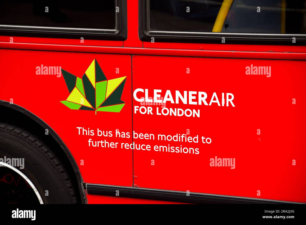Londra, Inghilterra, Regno Unito - 14 giugno 2023: Cartello all'esterno di un autobus rosso di Londra che mostra che l'autobus è stato modificato per ridurre le emissioni. Foto Stock Londra, Inghilterra, Regno Unito - 14 giugno 2023: Cartello all'esterno di un autobus rosso di Londra che mostra che l'autobus è stato modificato per ridurre le emissioni. Foto Stock