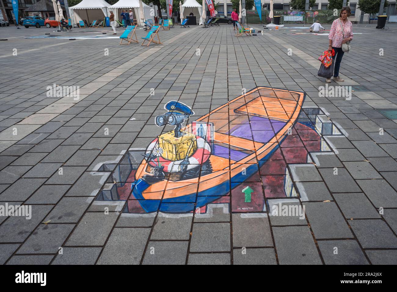 Kaiserslautern, Germania. 30 giugno 2023. Dipinto 3D finito di Milivoj Kostic. Undici artisti internazionali provenienti da 6 paesi hanno trasformato la pavimentazione Stiftsplatz (piazza) in arte tridimensionale, con "digitalizzazione e Smart City" come argomento di quest'anno. La Street art 3D utilizza la prospettiva per creare illusioni ottiche dello spazio. I visitatori erano invitati a guardare tutti gli artisti al lavoro per tre giorni. Questo è il terzo e ultimo giorno dell'evento. Credito: Gustav Zygmund/Alamy News Foto Stock