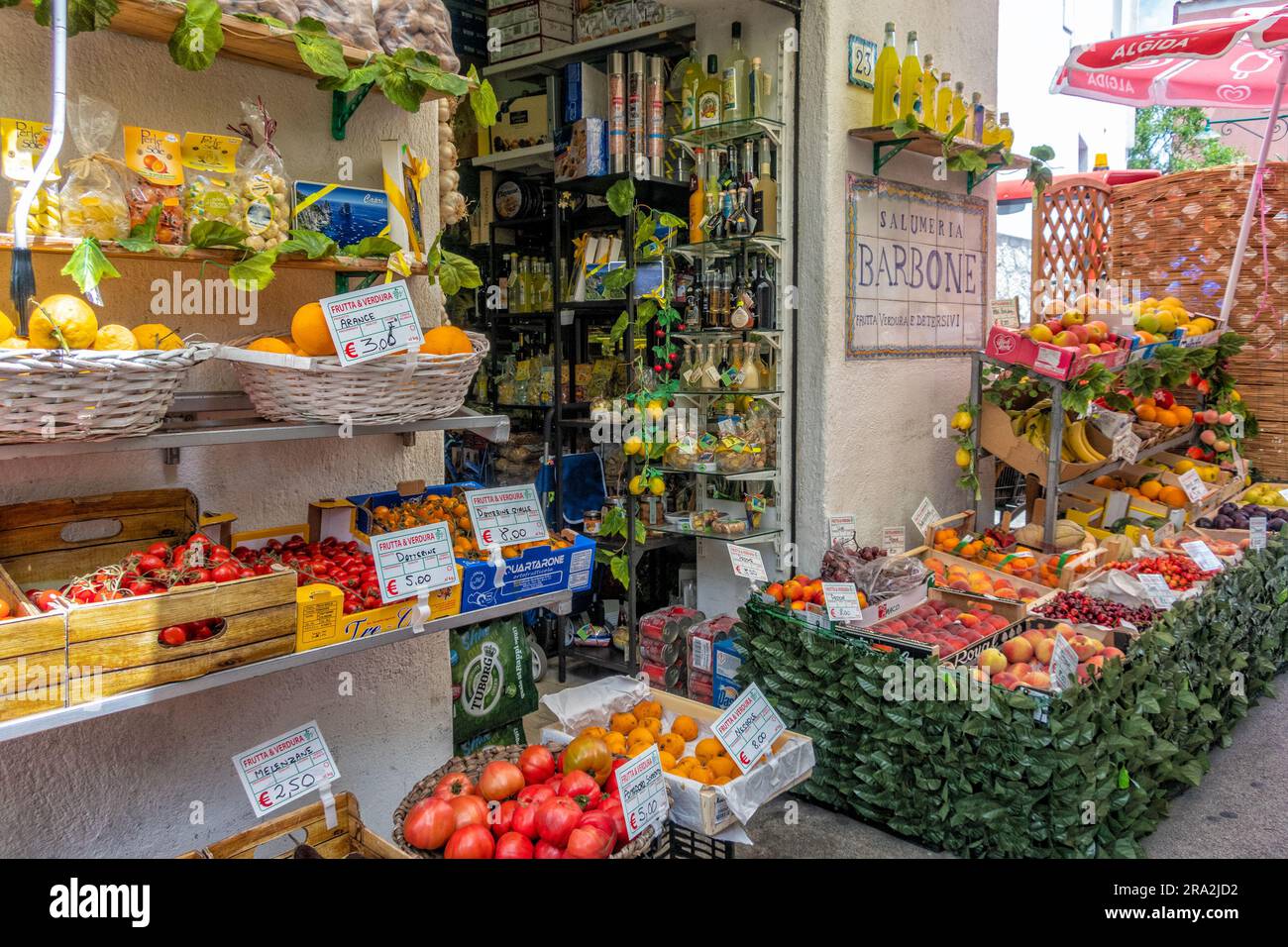 Negozio che vende prodotti locali sull'isola di Capri nel Mar Tirreno al largo della Penisola Sorrentina, Italia Foto Stock