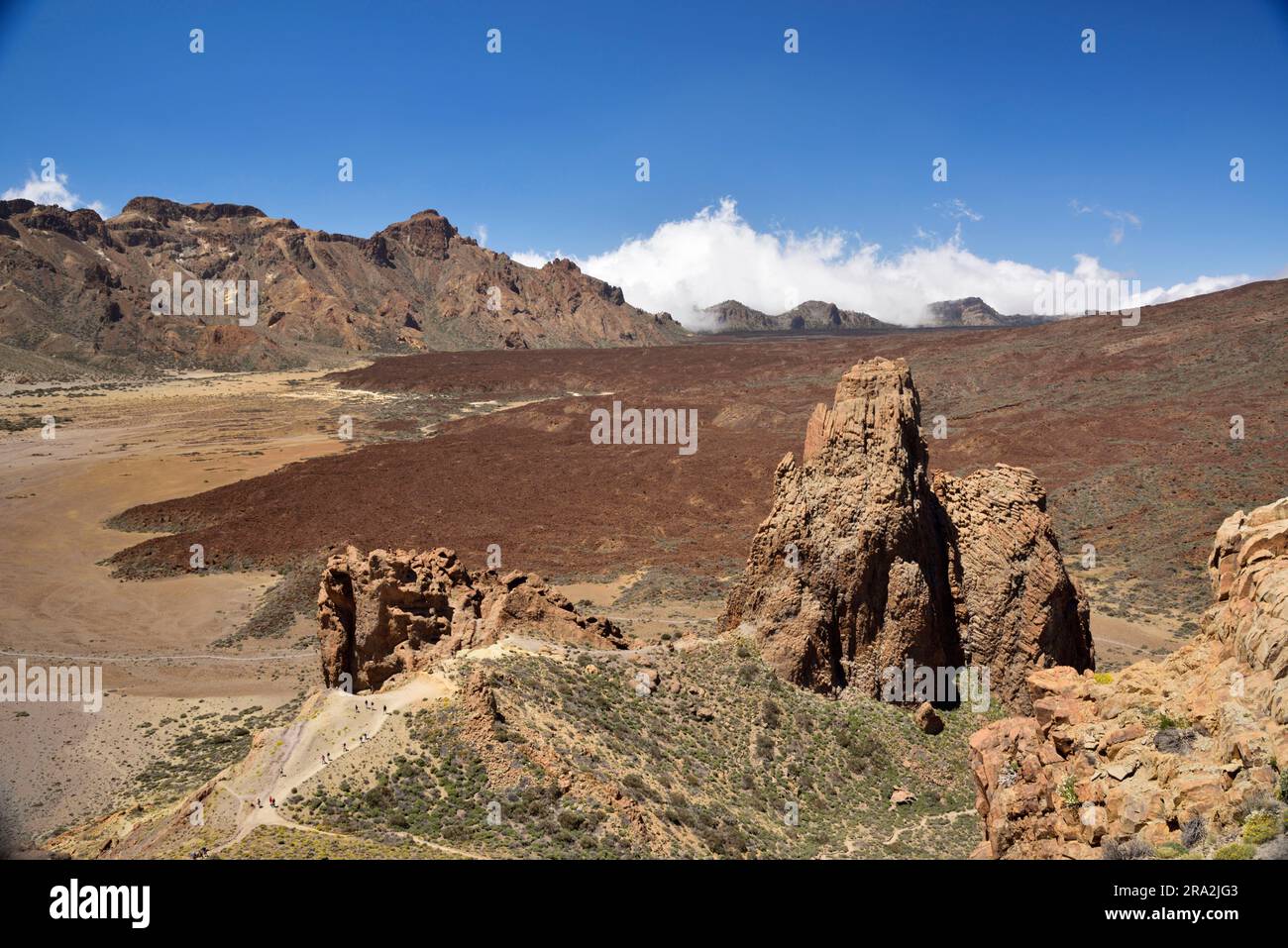 Spagna, Isole Canarie, Tenerife, Parco Nazionale del Teide, dichiarato Patrimonio dell'Umanità dall'UNESCO, Roques de Garcia, roccia del Cinchado ai piedi del vulcano Teide, la vetta spagnola più alta che culmina a 3718 metri Foto Stock