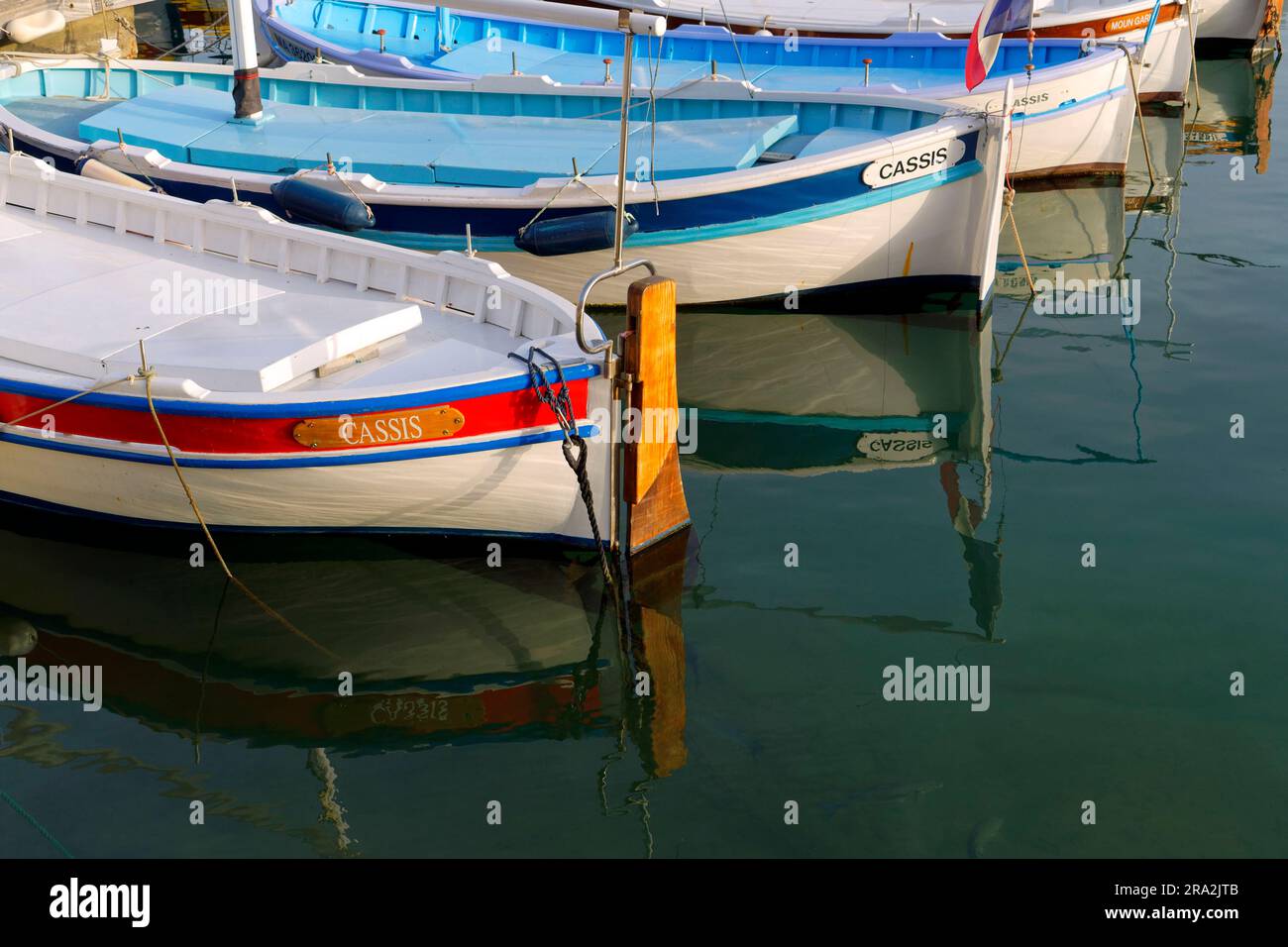 Francia, Bouches du Rhone, Cassis, il porto, barche di pesca tradizionale chiamate localmente Pointu Foto Stock