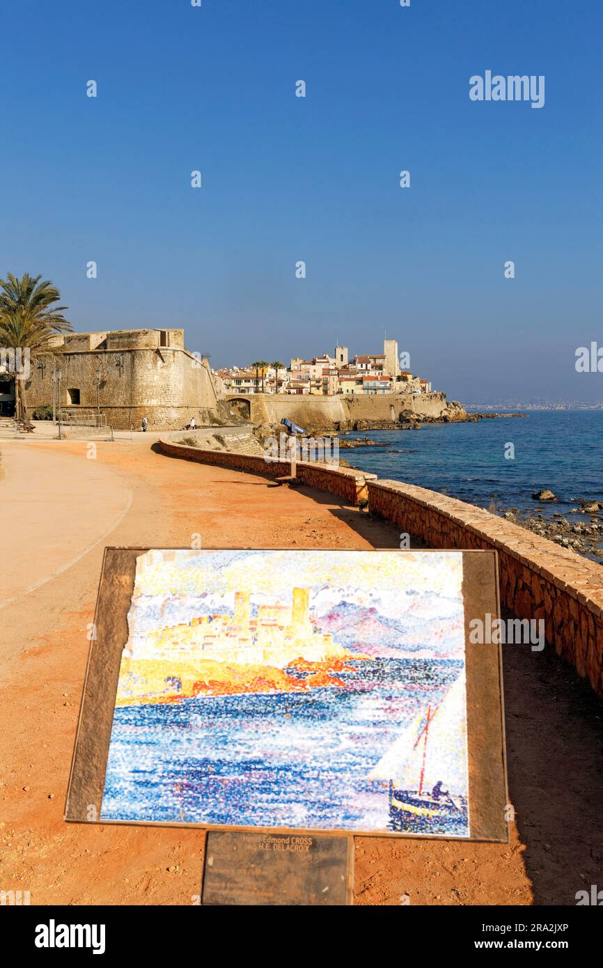 Francia, Alpi marittime, Antibes, la città Vecchia e i suoi bastioni Vauban che lasciano apparire le due torri saracene del Museo Picasso e la Cattedrale di Notre Dame dell'Immacolata Concezione, copia del dipinto Antibes di Henri-Edmond Cross noto come H.E. Delacroix Foto Stock