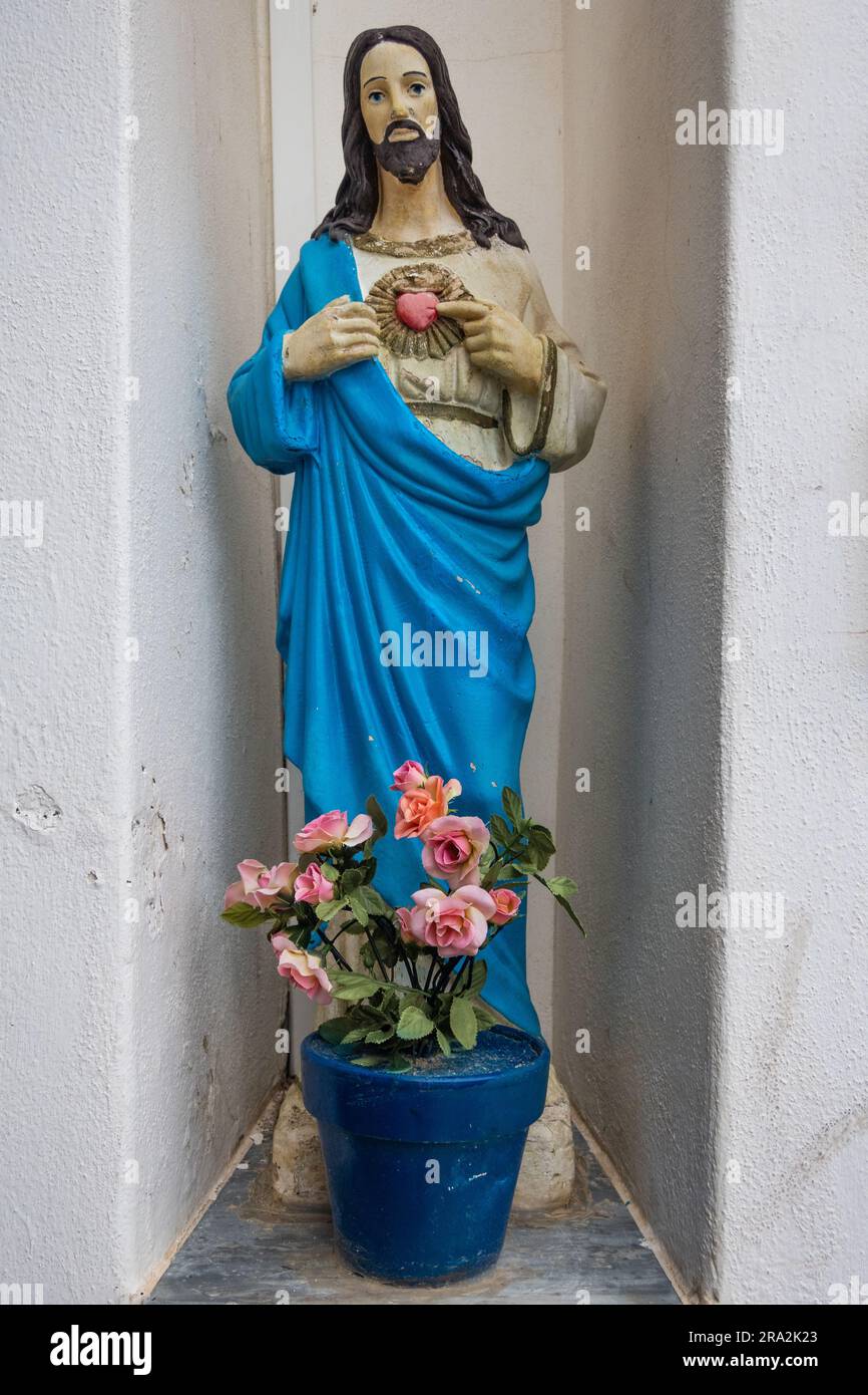 Statua di Gesù con il suo sacro cuore, cimitero collinare, Amalfi Town Campania, Italia Foto Stock