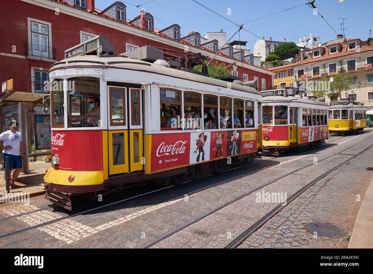 Portogallo, Lisbona, tram delle linee 12 e 28 Foto Stock