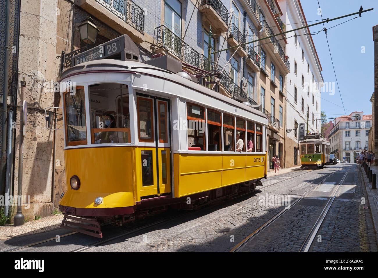 Portogallo, Lisbona, tram delle linee 28 e 12 Foto Stock