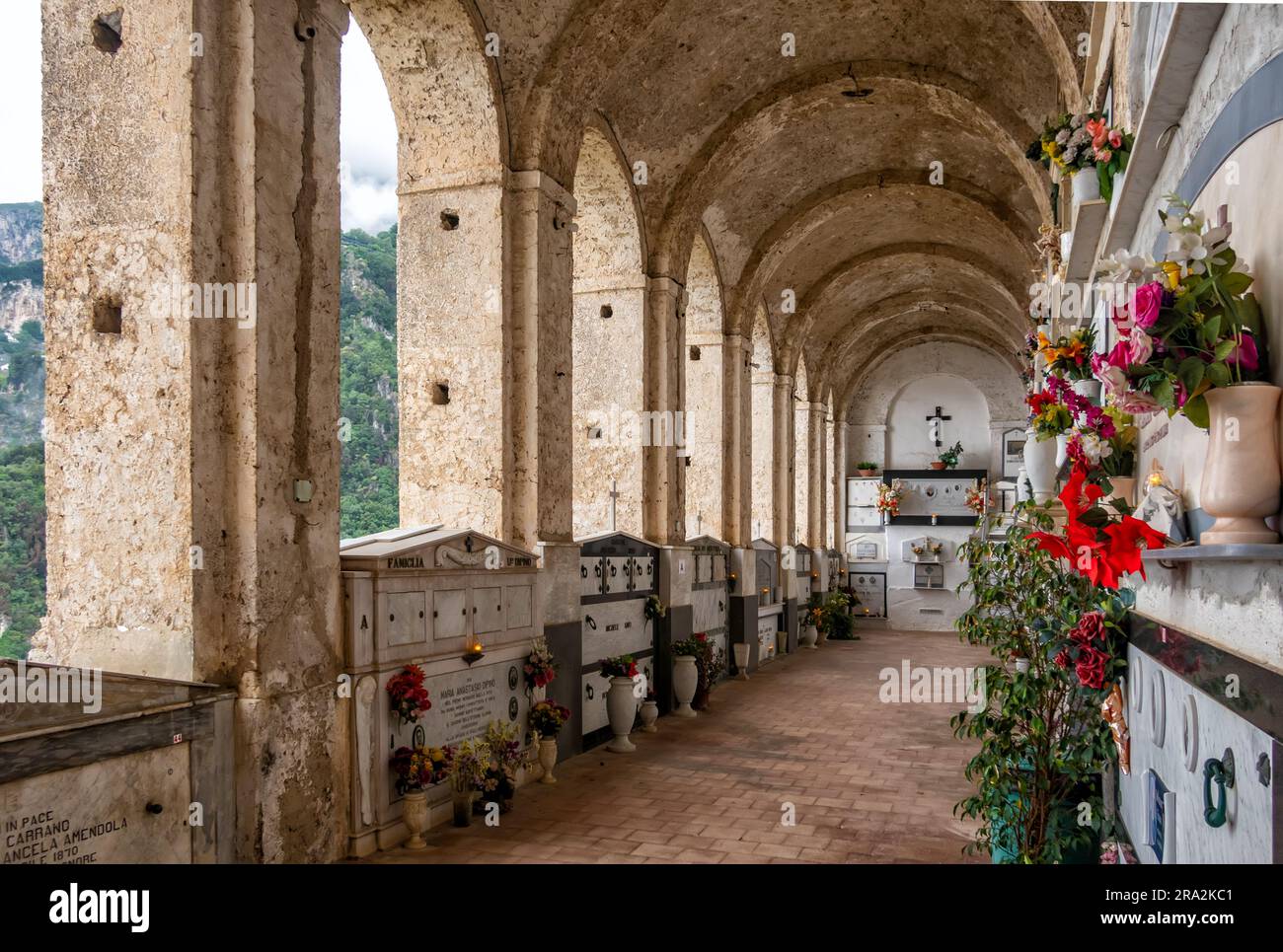 Ammira la navata del famoso cimitero sulla collina sopra Amalfi, Campania, italia Foto Stock