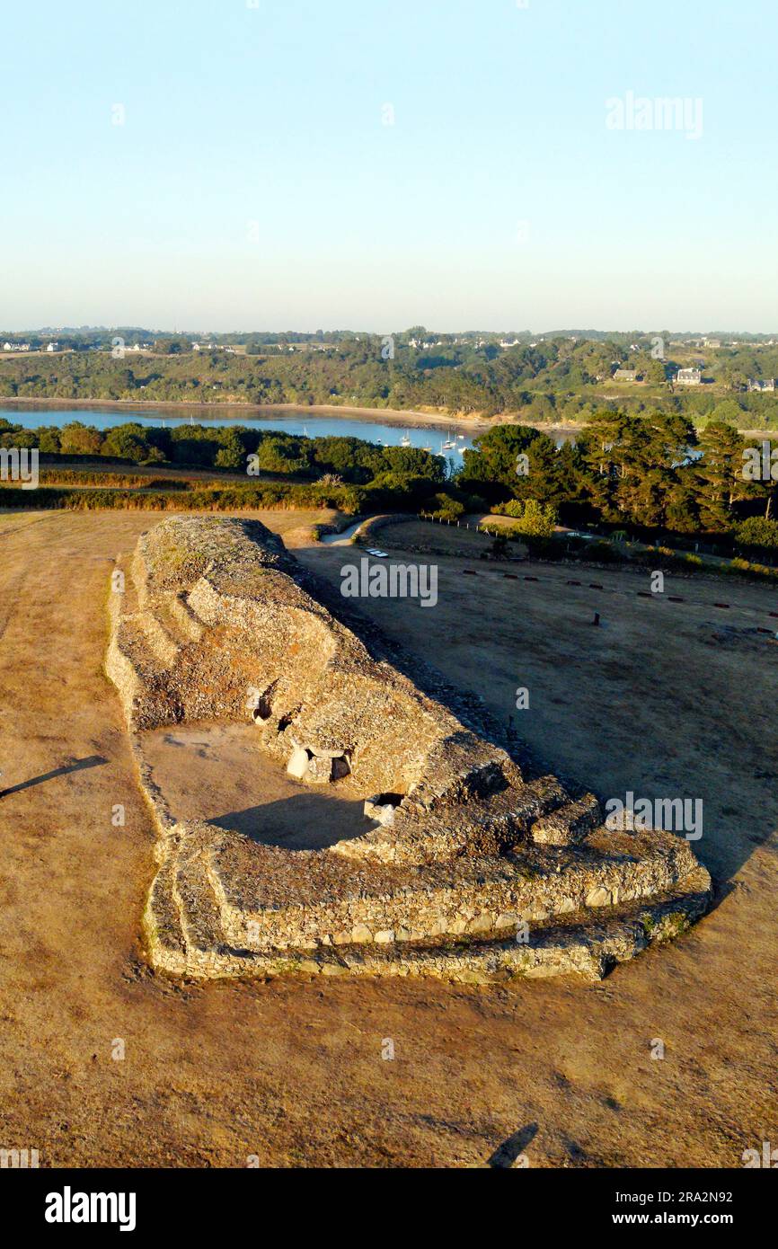 Francia, Finistere, Baie de Morlaix, Presqu'Ile de Kernehelen, site mégalithique du Cairn de Barnenez, vieux de 6000 ans composé de 2 cairns (pierres accumulés renfermant une chambre funéraire) (vue aérienne)/Francia, Finistere, Morlaix Bay, penisola di Kernehelen, Barnenez Cairn, 6000 anni di età in due cairns (vista aerea) Foto Stock