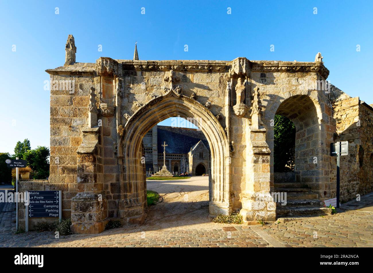 Francia, Finistere, baia di Morlaix, Plougasnou, Saint Jean du Doigt, recinto parrocchiale con l'Arco di Trionfo Foto Stock