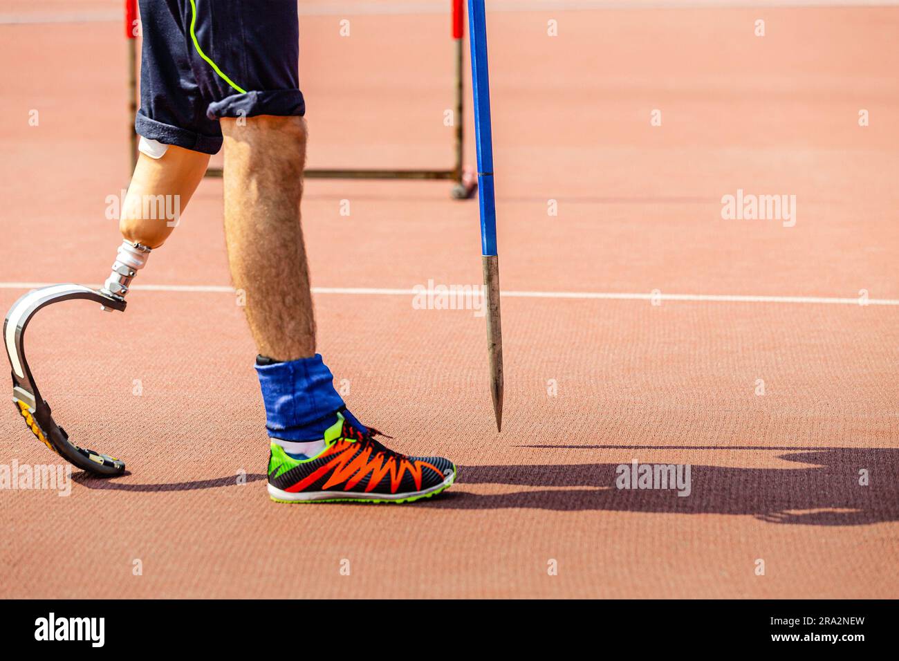 gamba su protesi atleta maschile con lancia ai campionati di atletica, alle partite estive di para sportiva Foto Stock