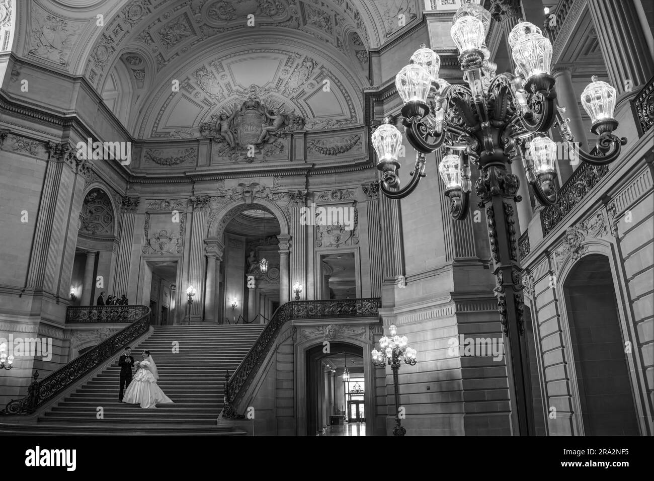 Una coppia asiatica con fotografie di matrimonio scattate al Municipio di San Francisco, Stati Uniti Foto Stock