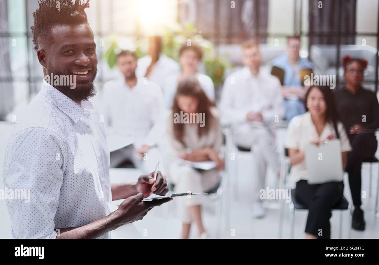 CEO maschile parlando di crisi economica su presentazione in ufficio. Foto Stock