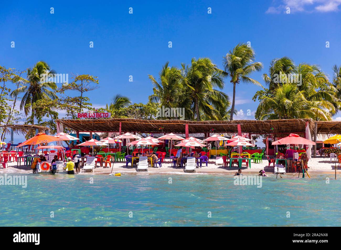 Brasile, Nordeste, Pernambuco, Coroa do Avião Island, ristorante sulla spiaggia sotto le palme Foto Stock