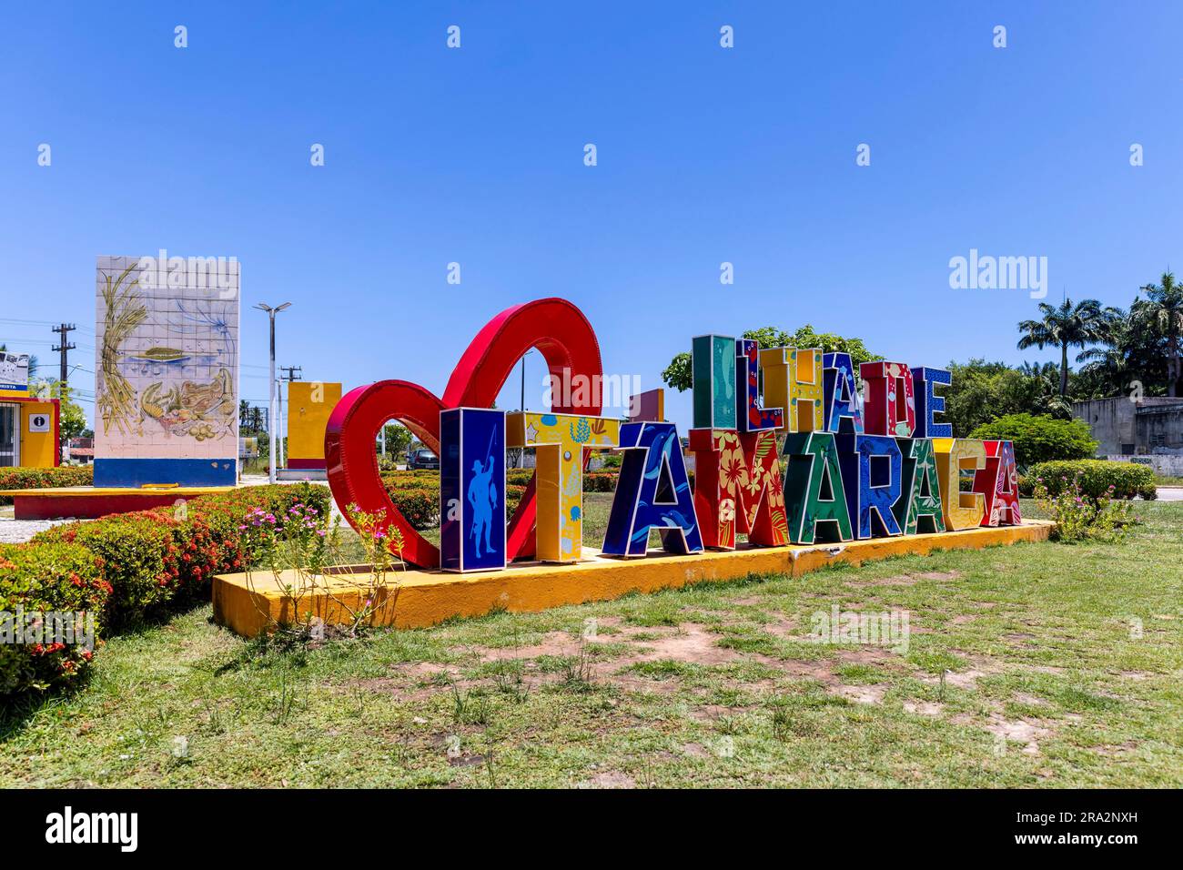 Brasile, Nordeste, Pernambuco, Isola di Coroa do Avião, lettere colorate della città di Ilha de Itamaracá Foto Stock
