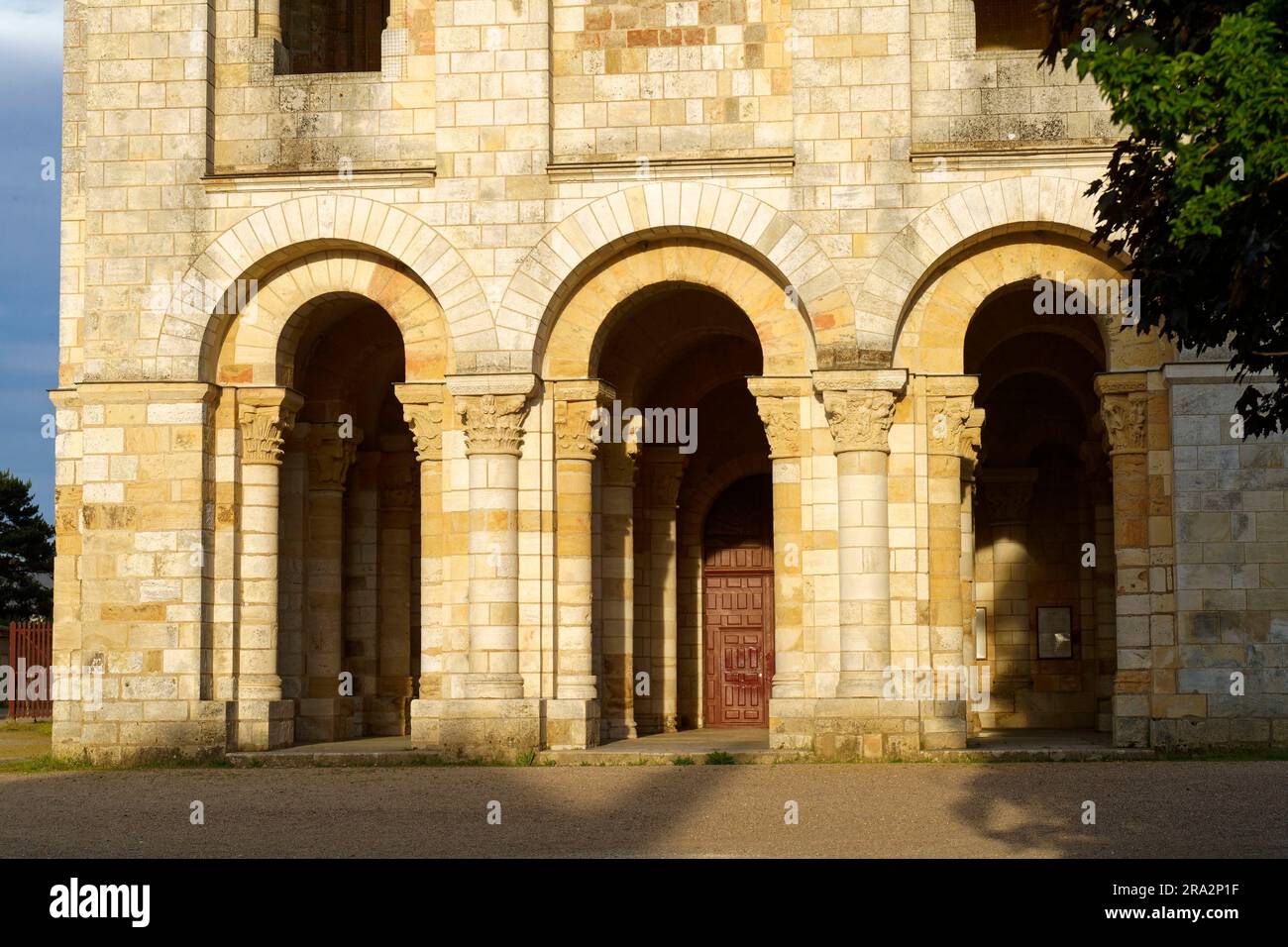 Francia, Loiret, Valle della Loira dichiarata Patrimonio dell'Umanità dall'UNESCO, Saint Benoit sur Loire, Saint Benoit sur Loire abbazia benedettina o abbazia Fleury, colonna e colonne nella torre del portico Foto Stock