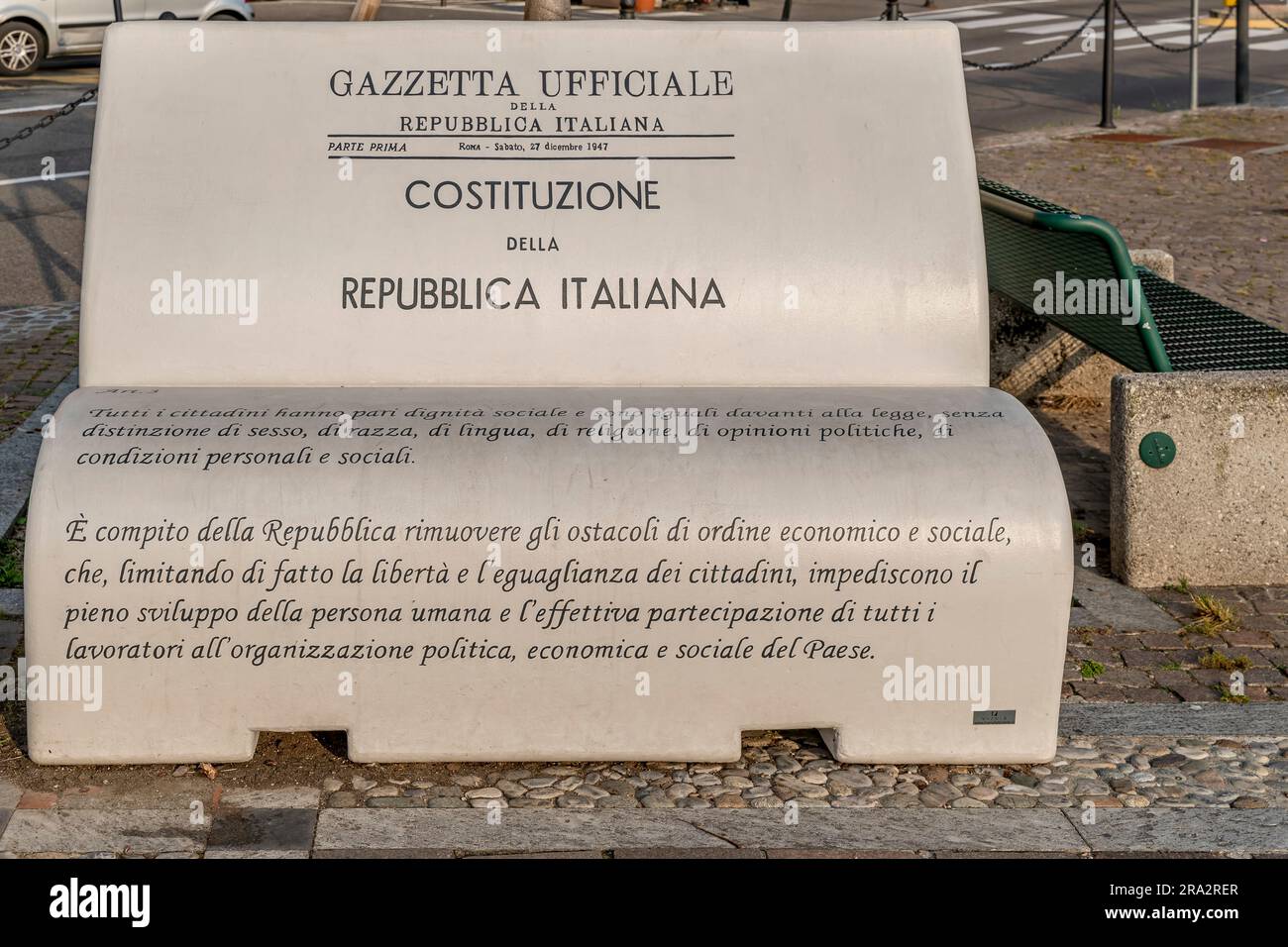 Una speciale panchina per celebrare la costituzione italiana nel centro storico di Porto Ceresio, Italia Foto Stock