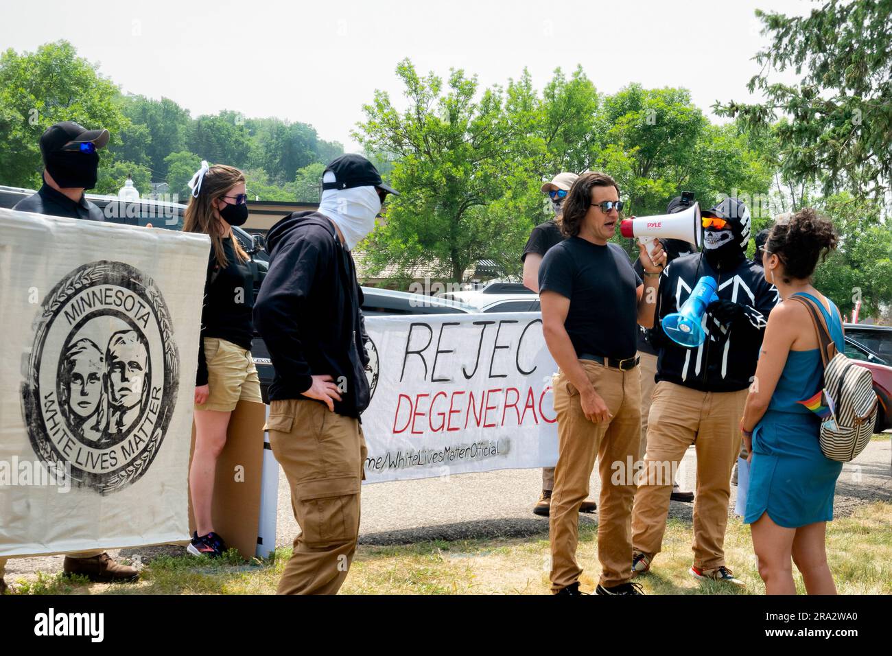 HUDSON, WISCONSIN, USA - 17 GIUGNO 2023: Manifestanti anti anti LGBTQ+ non identificati e partecipanti al festival alla celebrazione dell'Hudson Pride. Foto Stock